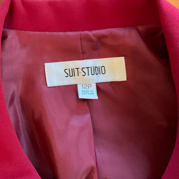 Burgundy Suit Studio - Picture 5 of 8